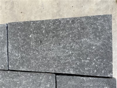 Черна базалтова настилка