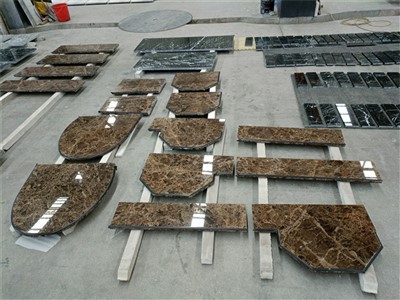 Баня с кафяв плот