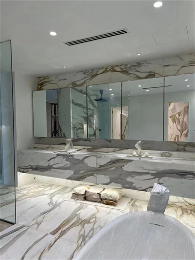 Златен мраморен плот Calacatta с гръб