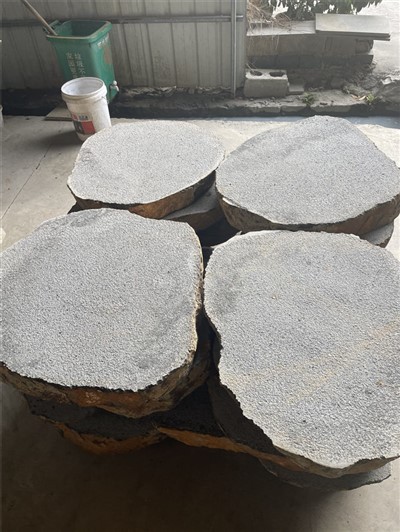 Каменен заден двор за пешеходна пътека