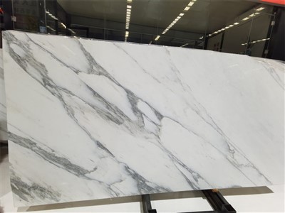 Статуар от бял мрамор