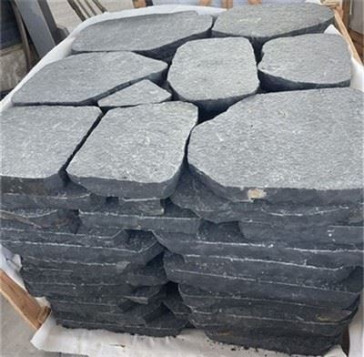 Стъпващи камъни върху трева